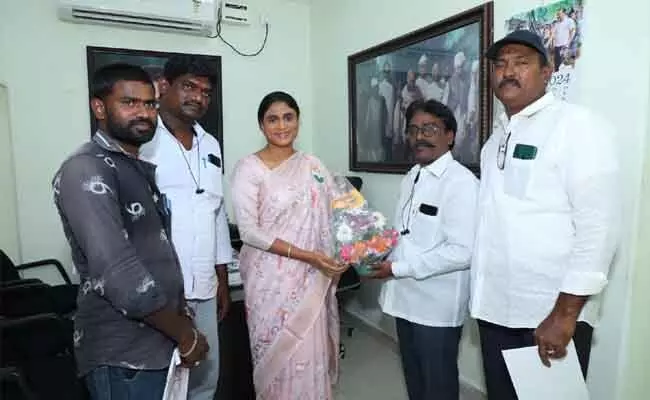 YS Sharmila : 108 ఉద్యోగుల సమ్మెకు మద్ధతు ఇవ్వాలి : వైఎస్ షర్మిల YS Sharmila : 108 ఉద్యోగుల సమ్మెకు మద్ధతు ఇవ్వాలి : వైఎస్ షర్మిల