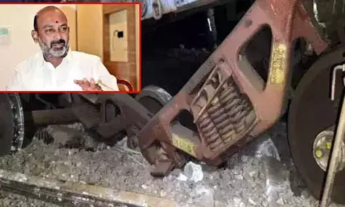 Train Derailed: నిలిచిపోయిన ఎక్స్ ప్రెస్ రైళ్లు.. ప్రమాదంపై బండి సంజయ్ ఆరా