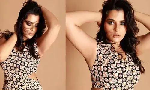 Kavya Kalyan Ram: డోస్ పెంచేసి రెచ్చిపోయిన బలగం బ్యూటీ .. చెట్టెక్కి మరీ ఆ పార్ట్ చూపిస్తూ స్టిల్స్
