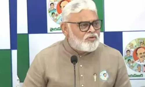 ‘హోంమంత్రి పై అసభ్య పోస్టులు’.. వైసీపీ కార్యకర్తను పోలీసులకు పట్టించిన మాజీ మంత్రి