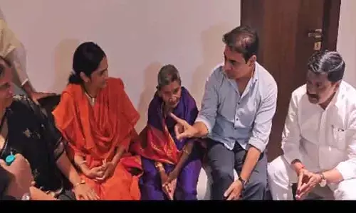 KTR : పట్నం నరేందర్ రెడ్డి కుటుంబాన్ని పరామర్శించిన కేటీఆర్