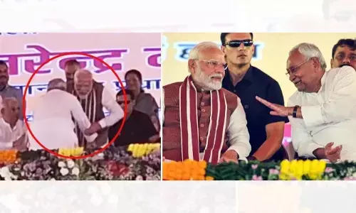 PM Modi : ప్రధాని మోడీ పాదాలను తాకిన సీఎం నితీశ్