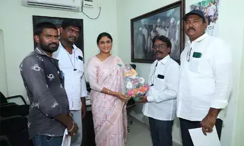 YS Sharmila : 108 ఉద్యోగుల సమ్మెకు మద్ధతు ఇవ్వాలి : వైఎస్ షర్మిల