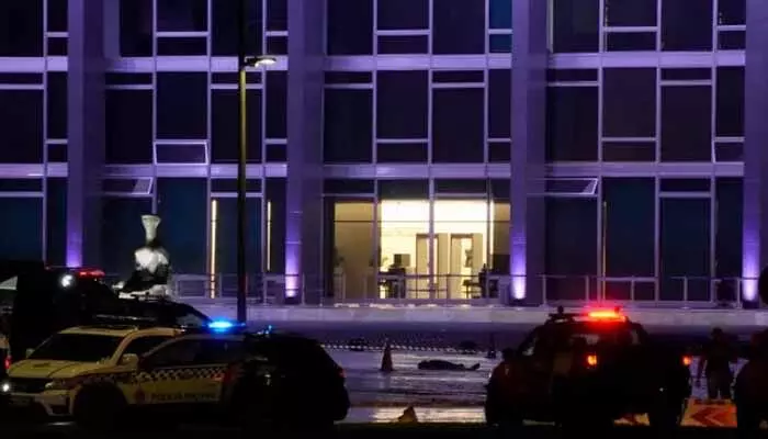 సుప్రీంకోర్టు వద్ద భారీ పేలుళ్లు.. ఒకరు మృతి సుప్రీంకోర్టు వద్ద భారీ పేలుళ్లు.. ఒకరు మృతి