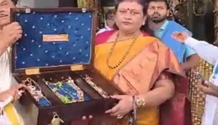 Tirumala: టీటీడీకి భారీ విరాళం ఇచ్చిన మాజీ ఎంపీ మనవరాలు Tirumala: టీటీడీకి భారీ విరాళం ఇచ్చిన మాజీ ఎంపీ మనవరాలు