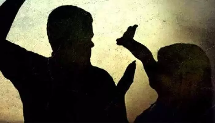 విశాఖ జిల్లాలో దారుణం.. ప్రేమించలేదని యువతిపై ఐరన్ రాడ్డుతో దాడి విశాఖ జిల్లాలో దారుణం.. ప్రేమించలేదని యువతిపై ఐరన్ రాడ్డుతో దాడి