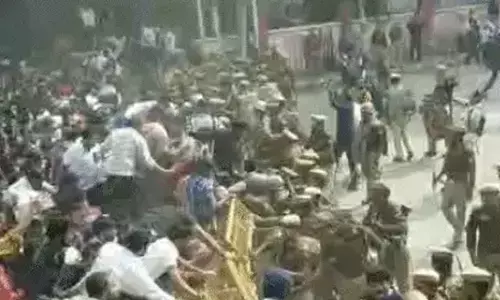 Students Protest: యూపీలో ఉద్రిక్తత.. యూపీపీఎస్సీ కార్యాలయాన్ని ముట్టడించిన విద్యార్థులు