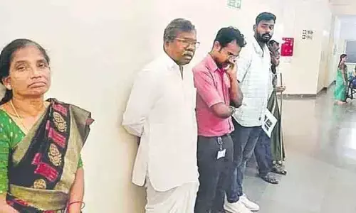 Gummadi Narsaiah: ఐదుసార్లు ఎమ్మెల్యే...కంటి పరీక్షకు క్యూలైన్ లో..!