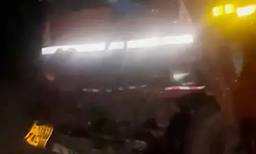Road Accident: ఘోర రోడ్డు ప్రమాదం.. ఒకరి దుర్మరణం, ముగ్గురికి తీవ్ర గాయాలు