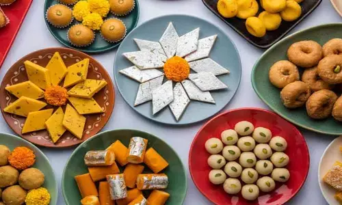 భోజనం తరువాత స్వీట్లు తింటున్నారా..? నిపుణులు ఏం చెబుతున్నారంటే..!