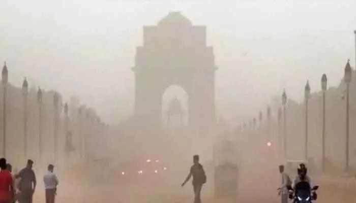 Air pollution : ప్రమాదకర స్థాయిలో ఢిల్లీలో గాలి కాలుష్యం Air pollution : ప్రమాదకర స్థాయిలో ఢిల్లీలో గాలి కాలుష్యం