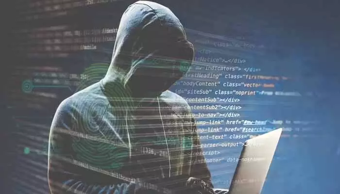 Cyber Crime: పోలీసులమంటూ పరిచయం.. రూ.1.25 కోట్లు కొట్టేసిన సైబర్ నేరగాళ్లు Cyber Crime: పోలీసులమంటూ పరిచయం.. రూ.1.25 కోట్లు కొట్టేసిన సైబర్ నేరగాళ్లు