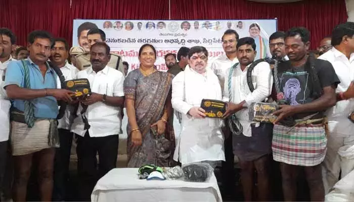 Minister Ponnam: గీత కార్మికులకు భారీ గుడ్ న్యూస్.. మంత్రి పొన్నం కీలక ప్రకటన! Minister Ponnam: గీత కార్మికులకు భారీ గుడ్ న్యూస్.. మంత్రి పొన్నం కీలక ప్రకటన!