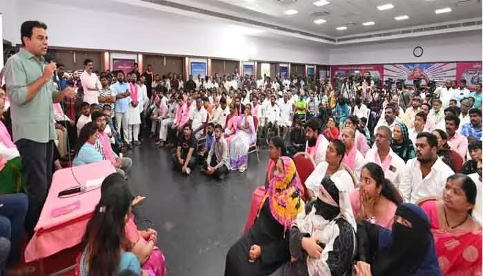 KTR : అమావాస్యకి బాంబులు కొన్నాడు.. కార్తీక పౌర్ణమి దాకా పేలలేదు : కేటీఆర్ KTR : అమావాస్యకి బాంబులు కొన్నాడు.. కార్తీక పౌర్ణమి దాకా పేలలేదు : కేటీఆర్