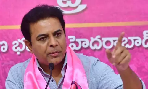 KTR : బీఆర్‌ఎస్వీ నాయకుల అరెస్ట్ అక్రమం.. ప్రభుత్వంపై కేటీఆర్ ప్రశ్నల వర్షం!