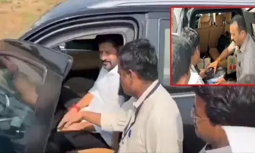 CM Revanth : మహారాష్ట్రలో సీఎం రేవంత్ రెడ్డి వాహనం తనిఖీ.. బ్యాగులు చెక్ చేసిన పోలీసులు