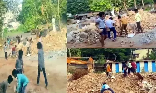 టీచర్ల నిర్వాకం.. బాల కార్మికులుగా మారి ఇటుకలు మోసిన విద్యార్థులు