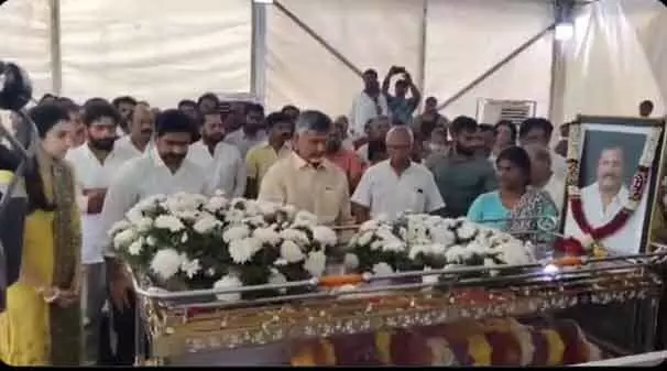 CM Chandrababu: నారావారిపల్లెకు చేరుకున్న సీఎం చంద్రబాబు కుటుంబం CM Chandrababu: నారావారిపల్లెకు చేరుకున్న సీఎం చంద్రబాబు కుటుంబం