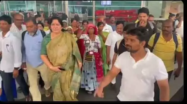 Lagacharla : ఢిల్లీకి చేరుకున్న లగచర్ల లడాయి..రేపు ఎస్సీ, ఎస్టీ కమిషన్ కు ఫిర్యాదు Lagacharla : ఢిల్లీకి చేరుకున్న లగచర్ల లడాయి..రేపు ఎస్సీ, ఎస్టీ కమిషన్ కు ఫిర్యాదు