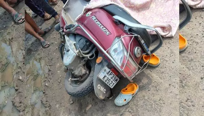 Breaking: వాటర్ ట్యాంకర్ను ఢీకొట్టిన స్కూటీ.. ముగ్గురు బాలురు దుర్మరణం Breaking: వాటర్ ట్యాంకర్ను ఢీకొట్టిన స్కూటీ.. ముగ్గురు బాలురు దుర్మరణం