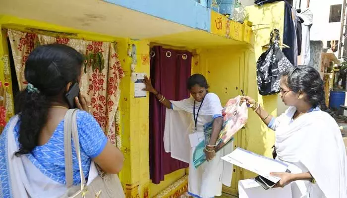 TG: విజయవంతంగా కొనసాగుతున్న ఇంటింటి సర్వే.. ఇప్పటివరకు ఎంతశాతం అయిందంటే? TG: విజయవంతంగా కొనసాగుతున్న ఇంటింటి సర్వే.. ఇప్పటివరకు ఎంతశాతం అయిందంటే?