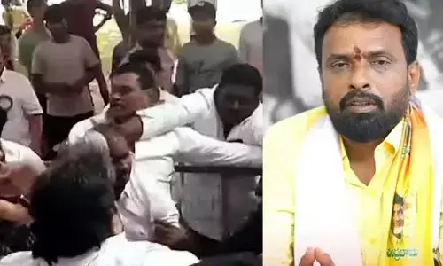 మంత్రి ప్రసంగిస్తుండగా ఉద్రిక్తత..  పొట్టుపొట్టు కొట్టుకున్న రెండు వర్గాలు