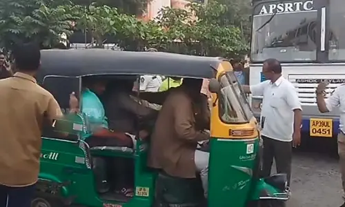 విజ‌య‌వాడ‌లో దారుణం.. ఆర్టీసీ బ‌స్సు డ్రైవ‌ర్‌పై ఆరుగురు దాడి