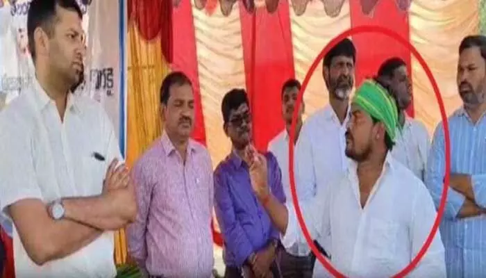 Lookout Notice: లగచర్ల ఘటన.. సురేష్ పై లుకౌట్ నోటీసులు Lookout Notice: లగచర్ల ఘటన.. సురేష్ పై లుకౌట్ నోటీసులు