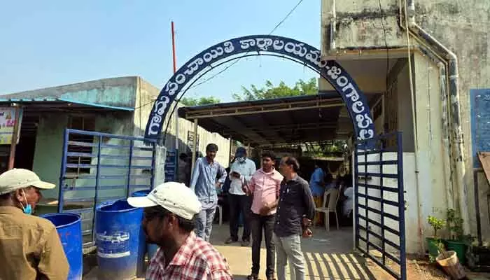 జంగాలపల్లిలో వరుస మరణాలకు కారణం ఏంటి..? పూజారి చెప్పేది నిజమేనా..? జంగాలపల్లిలో వరుస మరణాలకు కారణం ఏంటి..? పూజారి చెప్పేది నిజమేనా..?