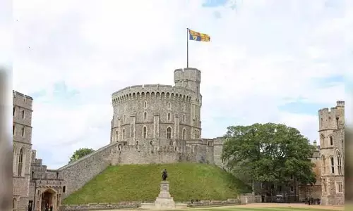 Britain Royal Palace: బ్రిటన్ రాజభవనంలో దొంగతనం..సెక్యురిటీ కళ్లుగప్పి ముసుగు దొంగల చోరీ