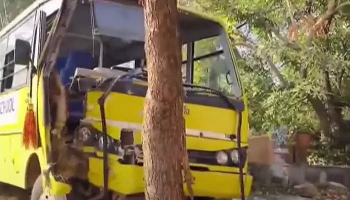 Road Accident: చెట్టును ఢీకొట్టిన స్కూల్ బస్సు.. విద్యార్థులకు గాయాలు Road Accident: చెట్టును ఢీకొట్టిన స్కూల్ బస్సు.. విద్యార్థులకు గాయాలు