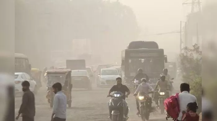 Air Pollution in Delhi: ఢిల్లీలో ప్రమాదకరస్థాయికి పడిపోయిన గాలినాణ్యత.. 500కి చేరుకున్న ఏక్యూఐ Air Pollution in Delhi: ఢిల్లీలో ప్రమాదకరస్థాయికి పడిపోయిన గాలినాణ్యత.. 500కి చేరుకున్న ఏక్యూఐ