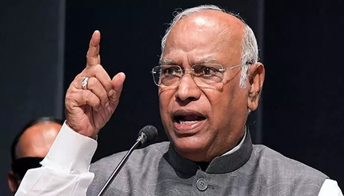 ఢిల్లీ ఎన్నికల పోలింగ్ కొనసాగుతున్న వేళ కాంగ్రెస్ చీఫ్ ఖర్గే సంచలన ట్వీట్ ఢిల్లీ ఎన్నికల పోలింగ్ కొనసాగుతున్న వేళ కాంగ్రెస్ చీఫ్ ఖర్గే సంచలన ట్వీట్