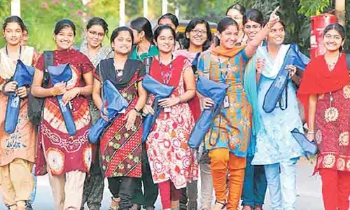 UG Exams: రాష్ట్రంలో యూజీ పరీక్షలు యథాతథం.. ప్రైవేటు కళాశాలల యాజమాన్యాలతో సర్కార్ చర్చలు సఫలం