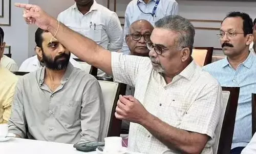 Maharashtra Polls: మహారాష్ట్ర ఎన్నికల వేళ చిక్కుల్లో కాషాయ పార్టీ..!