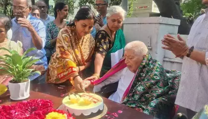 Chukka Ramaiah: మాజీ ఎమ్మెల్సీ చుక్కా రామయ్య నివాసానికి సీఎస్ శాంతి కుమారి Chukka Ramaiah: మాజీ ఎమ్మెల్సీ చుక్కా రామయ్య నివాసానికి సీఎస్ శాంతి కుమారి