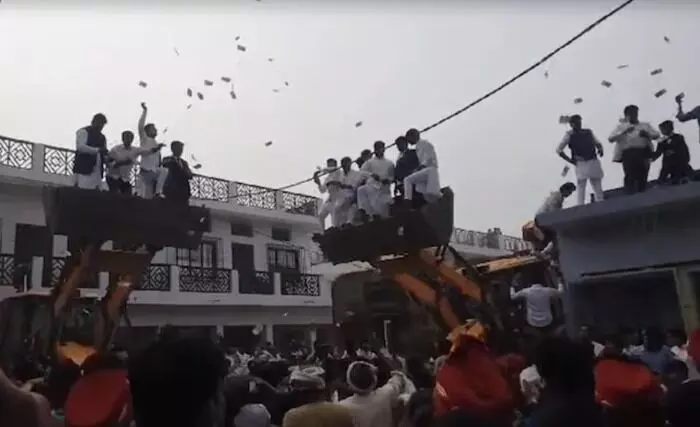 UP Wedding Procession: పెళ్లి ఊరేగింపులో రూ. 500 నోట్లు వెదజెల్లి హల్ చల్ UP Wedding Procession: పెళ్లి ఊరేగింపులో రూ. 500 నోట్లు వెదజెల్లి హల్ చల్