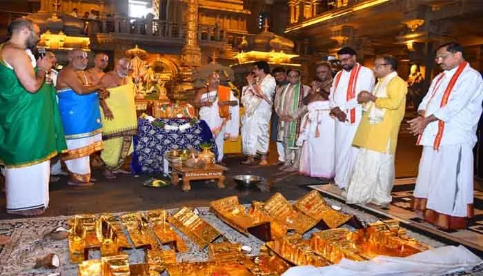 Yadagirigutta: యాదగిరిగుట్ట గోపురం బంగారు తాపడం పనులు షురూ ! Yadagirigutta: యాదగిరిగుట్ట గోపురం బంగారు తాపడం పనులు షురూ !