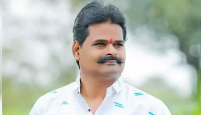 Maharashtra: మహారాష్ట్ర ఎన్నికల్లో విషాదం.. గుండెపోటుతో ఇండిపెండెంట్ అభ్యర్థి మృతి Maharashtra: మహారాష్ట్ర ఎన్నికల్లో విషాదం.. గుండెపోటుతో ఇండిపెండెంట్ అభ్యర్థి మృతి
