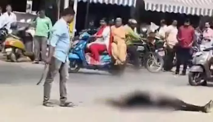 Murder: తమిళనాడులో దారుణం.. కోర్టు ఎదుటే న్యాయవాదిపై కత్తితో దాడి Murder: తమిళనాడులో దారుణం.. కోర్టు ఎదుటే న్యాయవాదిపై కత్తితో దాడి