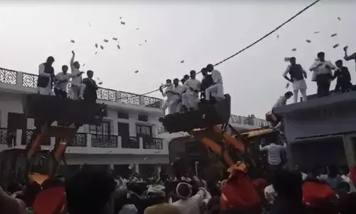 UP Wedding Procession: పెళ్లి ఊరేగింపులో రూ. 500 నోట్లు వెదజెల్లి హల్ చల్