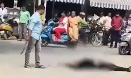 Murder: తమిళనాడులో దారుణం.. కోర్టు ఎదుటే న్యాయవాదిపై కత్తితో దాడి