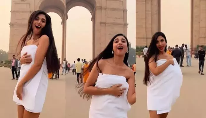 Girl Dancing in Towel : పిచ్చి పీక్స్ అంటే ఇదే! ఇండియా గేట్ ముందు.. టవల్ విప్పేసి డ్యాన్స్! Girl Dancing in Towel : పిచ్చి పీక్స్ అంటే ఇదే! ఇండియా గేట్ ముందు.. టవల్ విప్పేసి డ్యాన్స్!