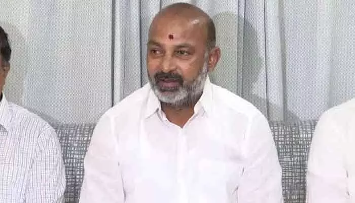 Bandi Sanjay : శ్రీతేజను పరామర్శించిన బండి సంజయ్ Bandi Sanjay : శ్రీతేజను పరామర్శించిన బండి సంజయ్