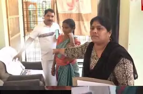 DEO : వివాహేతర సంబంధం..భార్యకు రెడ్ హ్యాండెడ్గా చిక్కిన డీఈవో DEO : వివాహేతర సంబంధం..భార్యకు రెడ్ హ్యాండెడ్గా చిక్కిన డీఈవో