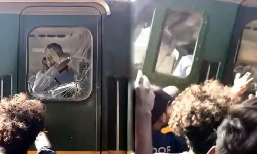 Viral: రైలు స్లోగా నడిపారని ప్రయాణికుల ఆగ్రహం..కిటికీ అద్దాలు ధ్వంసం