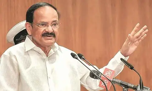 డైపర్లు మార్చినట్లు పార్టీలు మారుస్తున్నారు.. వెంకయ్య నాయుడు ఆసక్తికర వ్యాఖ్యలు