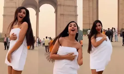 Girl Dancing in Towel : పిచ్చి పీక్స్ అంటే ఇదే! ఇండియా గేట్ ముందు.. టవల్ విప్పేసి డ్యాన్స్!