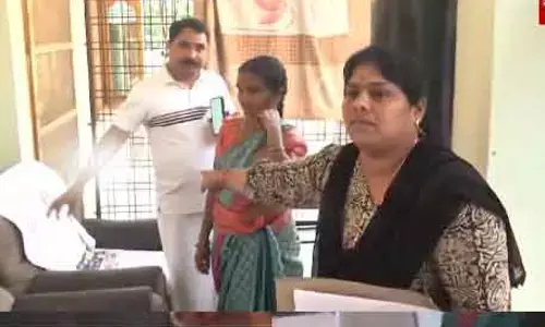 DEO : వివాహేతర సంబంధం..భార్యకు రెడ్ హ్యాండెడ్‌గా చిక్కిన డీఈవో
