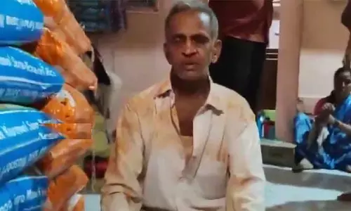 Attack: కర్నూలు జిల్లాలో ఘోరం.. పెళ్లి చేయడం లేదని తండ్రిని చితకబాదిన కొడుకులు